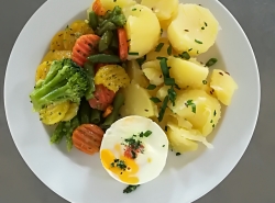 Sázené vejce, dušená zelenina na másle, vařený brambor