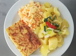 Sýrový nákyp, vařený brambor, zeleninový salát