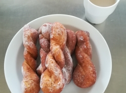 Smažené šišky s rozinkami, ochucené mléko