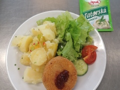 Smazeny-hermelin-vareny-brambor-tatarska-omacka