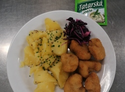 Smazeny-kvetak-vareny-brambor-tatarska-omacka
