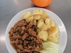Sojove-nudlicky-se-zeleninou-vareny-brambor