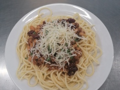 Spagety-s-mletym-hovezim-masem-a-fazolemi-strouhany-syr