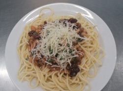 Spagety-s-mletym-hovezim-masem-a-fazolemi-strouhany-syr
