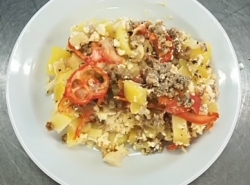 Srbská musaka (zapeč.květák, rajčata, vařený brambor, vepř. ml. maso, sýr cihla)