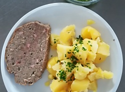 Staročeská sekanina, vařený brambor