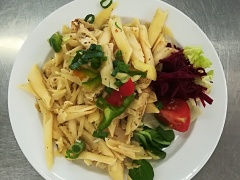 Těstoviny (penne) po korejsku (kuřecí prsa, zelí hl., cibule, koření)
