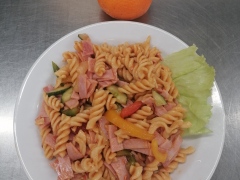 Testovinovy-salat-se-sunkou-a-zeleninou
