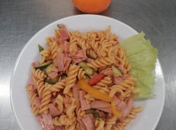 Testovinovy-salat-se-sunkou-a-zeleninou