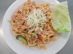 Testovinovy-salat-se-sunkou-syrem-a-zeleninou