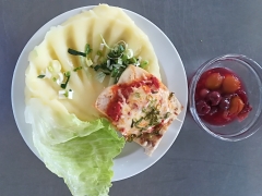 Treska po balkánsku (ajvar,sýr), bramborová kaše