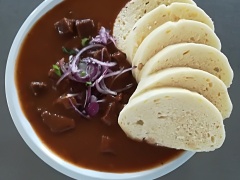 Vídeňský guláš, houskový knedlík