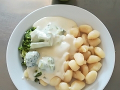 Vařená brokolice, sýrová omáčka, bramborové noky