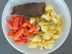 Vařené hovězí, baby mrkev na másle, vařený brambor