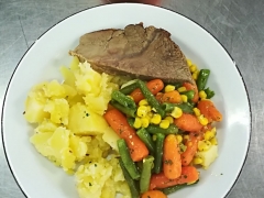 Vařené hovězí, dušená  zelenina, vařený brambor