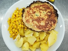 Vaječná omeleta, kukuřice na másle, vařený brambor