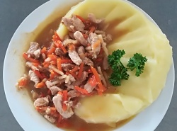 Vepřové nudličky na zelenině (mrkev, celer), bramborová kaše