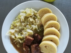 Vepřové výpečky, dušené hlávkové zelí, bramborový knedlík