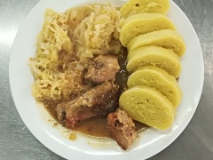 Vepřové výpečky, dušené zelí, bramborový knedlík