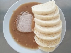 Veprova-pecene-na-cesneku-houskovy-knedlik