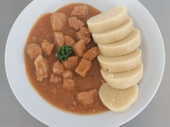 Veprovy-gulas-bramborovy-knedlik