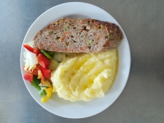 Zahradnická sekaná se sójou (vepř. a hov. maso, soj. gran., hrášek, mrkev, paprika), brambor. kaše