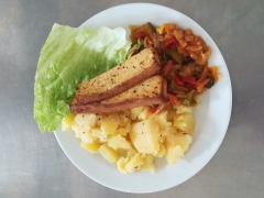 Zeleninová tofu směs, vařený brambor