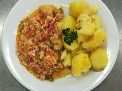Zeleninové lečo se šunkou a vejci, vařený brambor