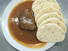 Znojemská hovězí pečeně, celozrnný knedlík