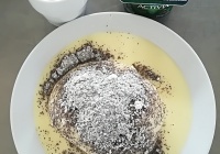 Alpský knedlík (kynutý knedlík plněný povidly, vanilkové šodo, makový posyp)
