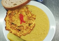 Cizrnová kaše, vaječná omeleta se sýrem, sterilovaná okurka, chléb