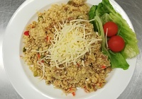 Kuskusové rizoto s vepř. masem a  zeleninou, strouhaný sýr
