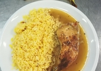 Pečené kuřecí stehno, šafránová rýže