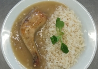 Pečené kuřecí stehno ala bažant, dušená rýže