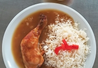Pečené kuřecí stehno, dušená rýže