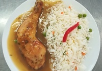 Pečené kuřecí stehno, dušená zeleninová rýže