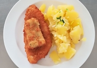 Rybí porce s bylinkovou omáčkou, vařený brambor