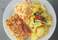Sýrový nákyp, vařený brambor, zeleninový salát