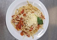 Spagety-pomodoro-s-cesnekem-bazalkou-a-syrem
