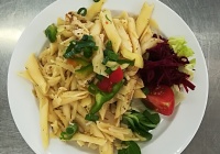 Těstoviny (penne) po korejsku (kuřecí prsa, zelí hl., cibule, koření)