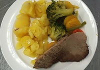 Vařené hovězí, dušená  zelenina, vařený brambor