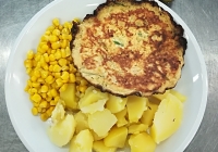 Vaječná omeleta, kukuřice na másle, vařený brambor