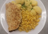 Vajecna-omeleta-s-uzenym-syrem-kukurice-na-masle-vareny-brambor
