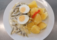 Varene-vejce-dusene-fazolky-na-smetane-vareny-brambor